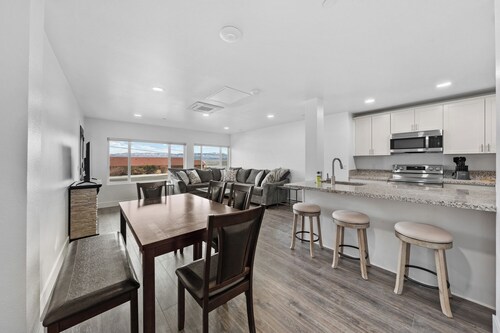 Modern 3-bed, 2-bath suite with a beautiful view of Topaz Lake.