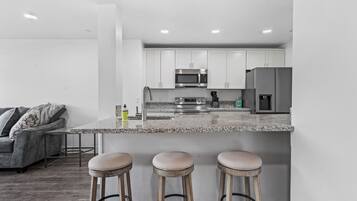 Kühlschrank, Mikrowelle, Ofen, Geschirrspüler