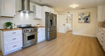 Sun-Filled 4-bedroom house with AC in Menlo Park.