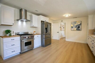 Sun-Filled 4-bedroom house with AC in Menlo Park.