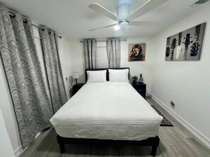 2 bedrooms, desk, iron/ironing board, free WiFi - Carver City House of Tampa, FL. (Tampa)