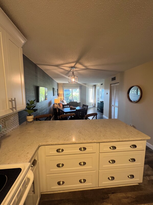 Micro-ondes, four, plaque de cuisson, lave-vaisselle