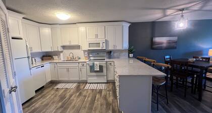 2 bedroom 2 bath condo in Hilton Head.Walk beach/Coligny, indoor/outdoor Pools.