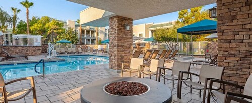 Chic 1-bedroom resort with Pool & fitness room, Shuttle service to the Strip