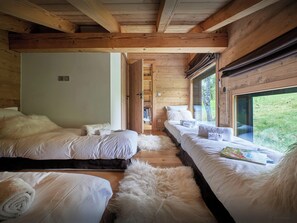 5 bedrooms, iron/ironing board, WiFi, bed sheets