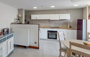 Kühlschrank, Ofen, Geschirrspüler, Wasserkocher mit Kaffee-/Teezubehör