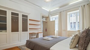 A bedroom with a bed, a desk, and a wardrobe. - XIX Writer’s Belle Époque Villa • Central Funchal • Tropical Garden • BBQ (Funchal)