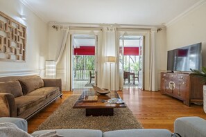 Televisio, takka, työhuone