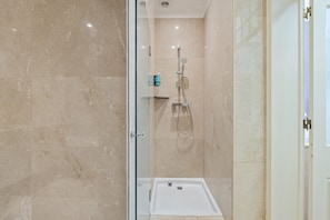 Een haardroger, een bidet, handdoeken
