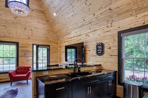 Brand New Cabin with Hot Tub-Walk to Bathhouse Row
"The Cuckoo's Nest"