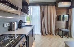 Refrigerador, parrilla de estufa y cafetera y tetera 