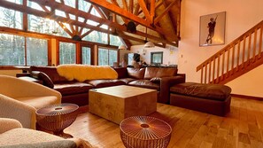 Smart-TV, DVD-spiller, bøker og musikkbibliotek