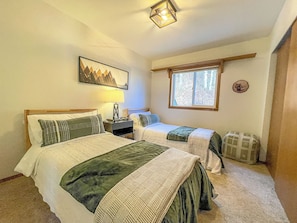 5 bedrooms, desk, travel cot, free WiFi - Lake McMurray Lodge - Waterfront Farmhouse w/ 5 Bedrooms + (Mount Vernon)