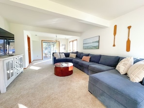 Smart TV, fireplace, table football, ping pong - Lake McMurray Lodge - Waterfront Farmhouse w/ 5 Bedrooms + (Mount Vernon)