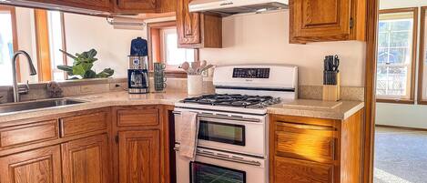 Mikrobølgeovn, ovn, kokeplater og oppvaskmaskin