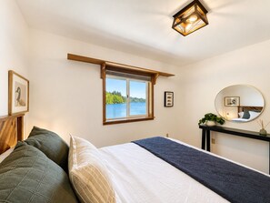 5 bedrooms, desk, travel cot, free WiFi - Lake McMurray Lodge - Waterfront Farmhouse w/ 5 Bedrooms + (Mount Vernon)