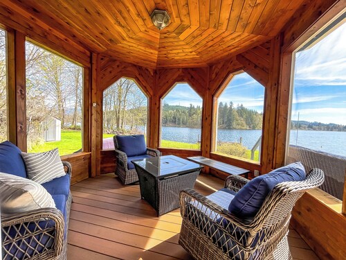 Lake McMurray Lodge - Waterfront Farmhouse w/ 5 Bedrooms +