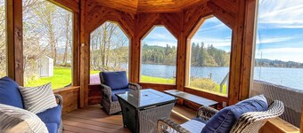 Lake McMurray Lodge - Waterfront Farmhouse w/ 5 Bedrooms +