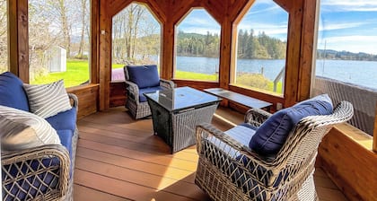 Lake McMurray Lodge - Waterfront Farmhouse w/ 5 Bedrooms +