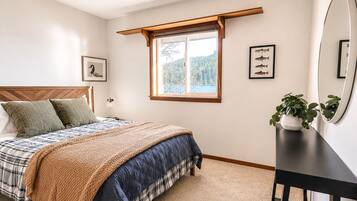 5 bedrooms, desk, travel cot, free WiFi