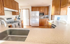 Fridge, microwave, oven, stovetop - Lake McMurray Lodge - Waterfront Farmhouse w/ 5 Bedrooms + (Mount Vernon)