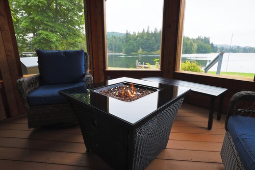 Lake McMurray Lodge - Waterfront Farmhouse w/ 5 Bedrooms +