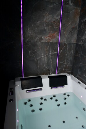 Indoor spa tub