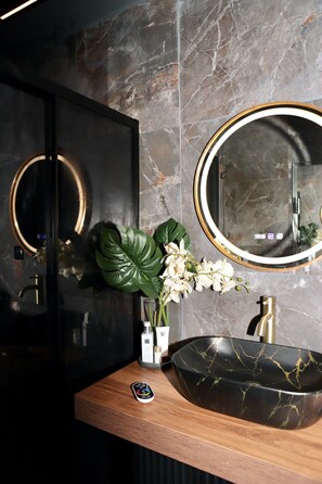 Jetted tub, hair dryer, towels, soap