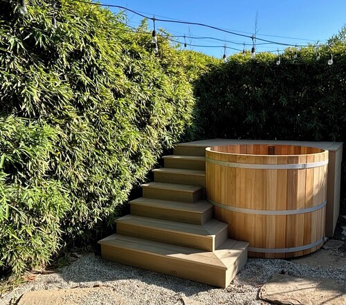 Updated Beach Cottage with Cedar Hot-tub 15 min walk to both beach and downtown!