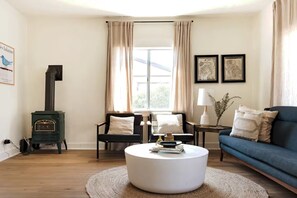 TV - Updated Beach Cottage with Cedar Hot-tub 15 min walk to both beach and downtown! (Ventura)