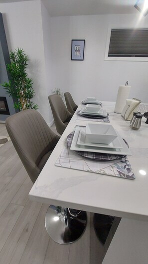 Dining - Kingsbury Oasis-2 Minutes from the Highway (Spruce Grove)