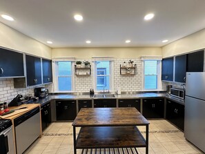 Private kitchen - Spacious Allentown Gem w/ Central AC, King Bed, Full Gym & Sauna (Buffalo)