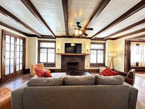 Living area - Spacious Allentown Gem w/ Central AC, King Bed, Full Gym & Sauna (Buffalo)