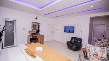 Departamento familiar, balcón, vista a la ciudad | Escritorio, espacio para trabajar con laptop y cortinas blackout