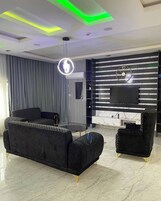 Apartamento família, sacada, vista para a cidade | Área de estar