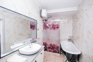 Family Apartment, Balcony, City View | Bathroom | Free toiletries, hair dryer, towels, soap - Hidden Haven Apartment  (Lagos)