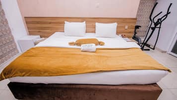 Apartamento família, sacada, vista para a cidade | Escrivaninha, espaço de trabalho para notebook, cortinas blackout