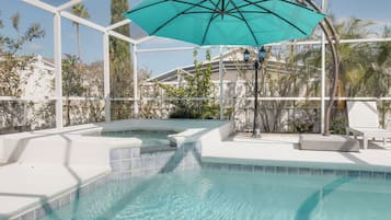 Una piscina al aire libre, una piscina climatizada