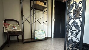 Un escalier doté d’une main courante en bois foncé et d’un panneau décoratif en métal orné de motifs de vignes.