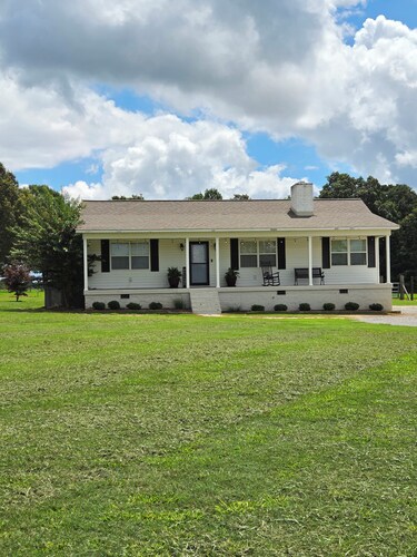 Quite, cozy farmhouse in the country near Albertville,