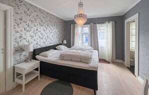 5 bedrooms, travel crib, free WiFi