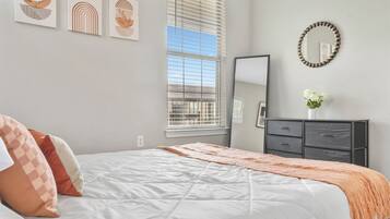 Bureau, fer et planche Ă repasser, Wi-Fi gratuit, draps fournis