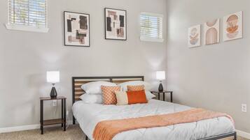 Een bureau, een strijkplank/strijkijzer, gratis wifi, beddengoed