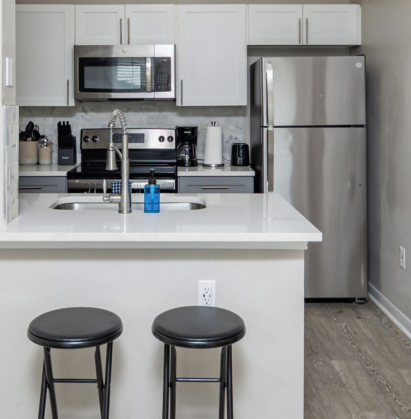 Een koelkast, een magnetron, een oven, een kookplaat