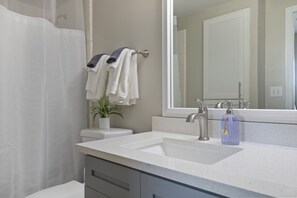 Haartrockner, Handtücher, Seife, Shampoo