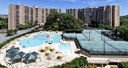 Cozy 1 bed condo in charming Alexandria with fitness room, utilities included