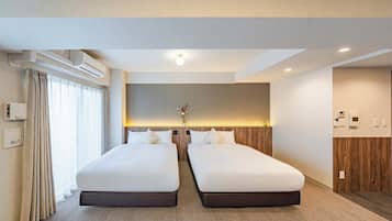 Quarto quádruplo luxo, 2 camas de casal, para não fumantes | Cortinas blackout, Wi-Fi de cortesia, roupa de cama