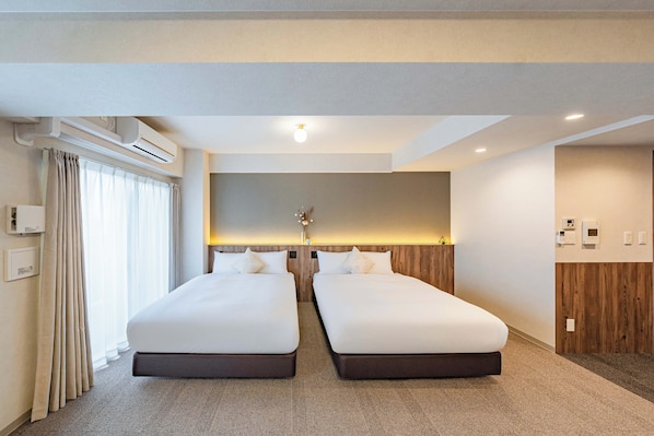 Quarto quádruplo luxo, 2 camas de casal, para não fumantes | Cortinas blackout, Wi-Fi de cortesia, roupa de cama