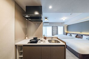 Kamar Quadruple Superior, 2 Tempat Tidur Queen, Bebas Asap Rokok | Dapur pribadi | Lemari es, microwave, kompor, dan peralatan masak/sendok-piring