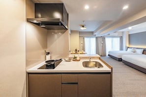 Quarto quádruplo luxo, 2 camas de casal, para não fumantes | Cozinha privada | Geladeira, micro-ondas, cooktop, talheres/pratos/utensílios de cozinha